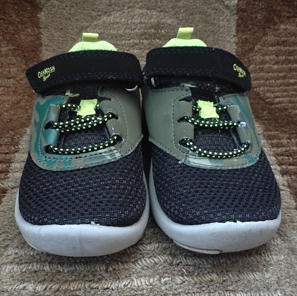 Oshkosh B'gosh toddler size 8 EverPlay sneakers in camo - Picture 5 of 8